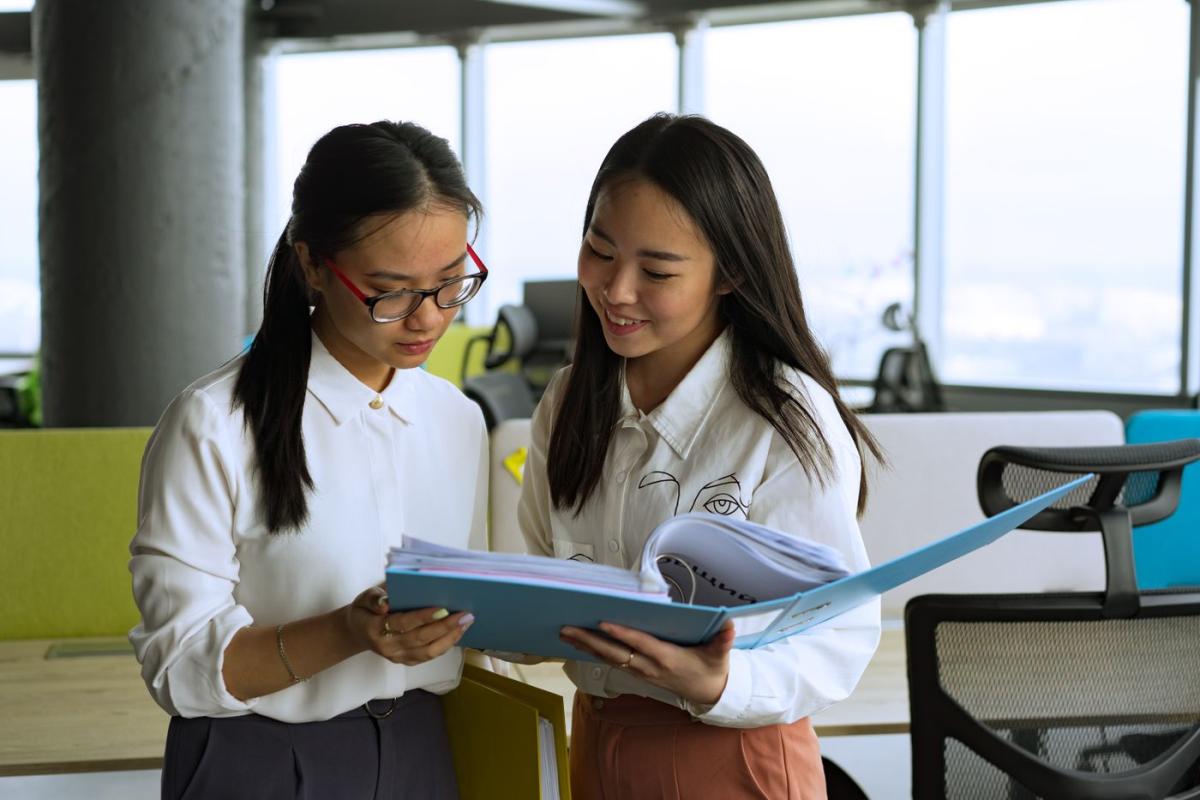 Người thân kiểm tra giấy tờ bảo lãnh và thư mời sang Úc du lịch