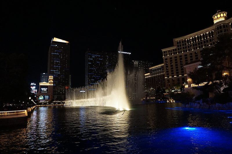 Đài phun nước Bellagio trình diễn nhạc nước ở Las Vegas