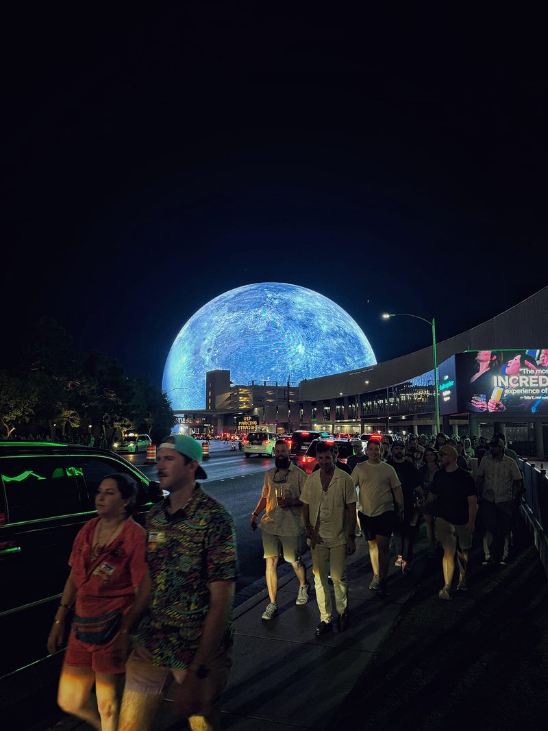 Quả cầu Sphere Las Vegas phát sáng về đêm