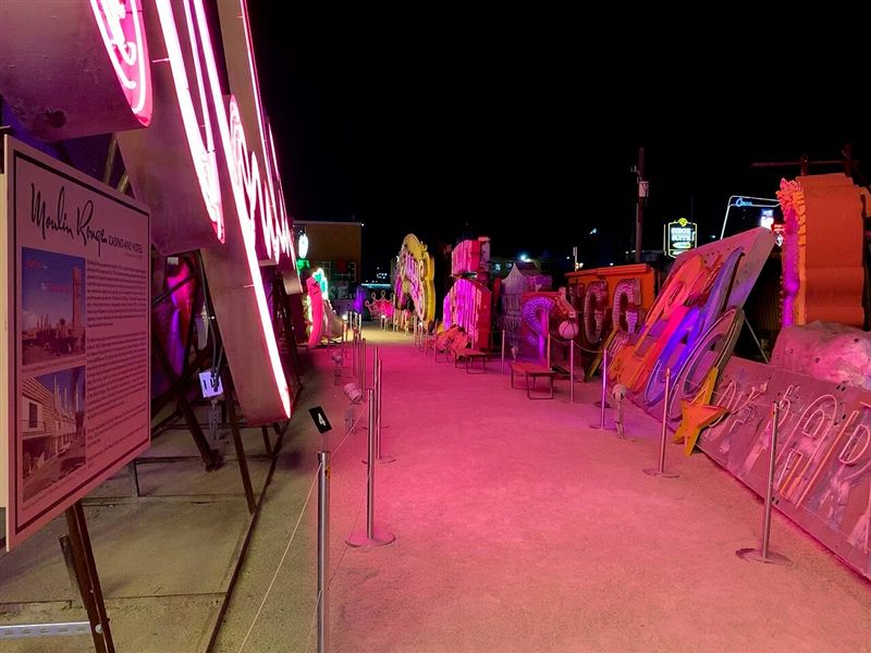 Biển hiệu cũ tại Bảo tàng Neon Las Vegas