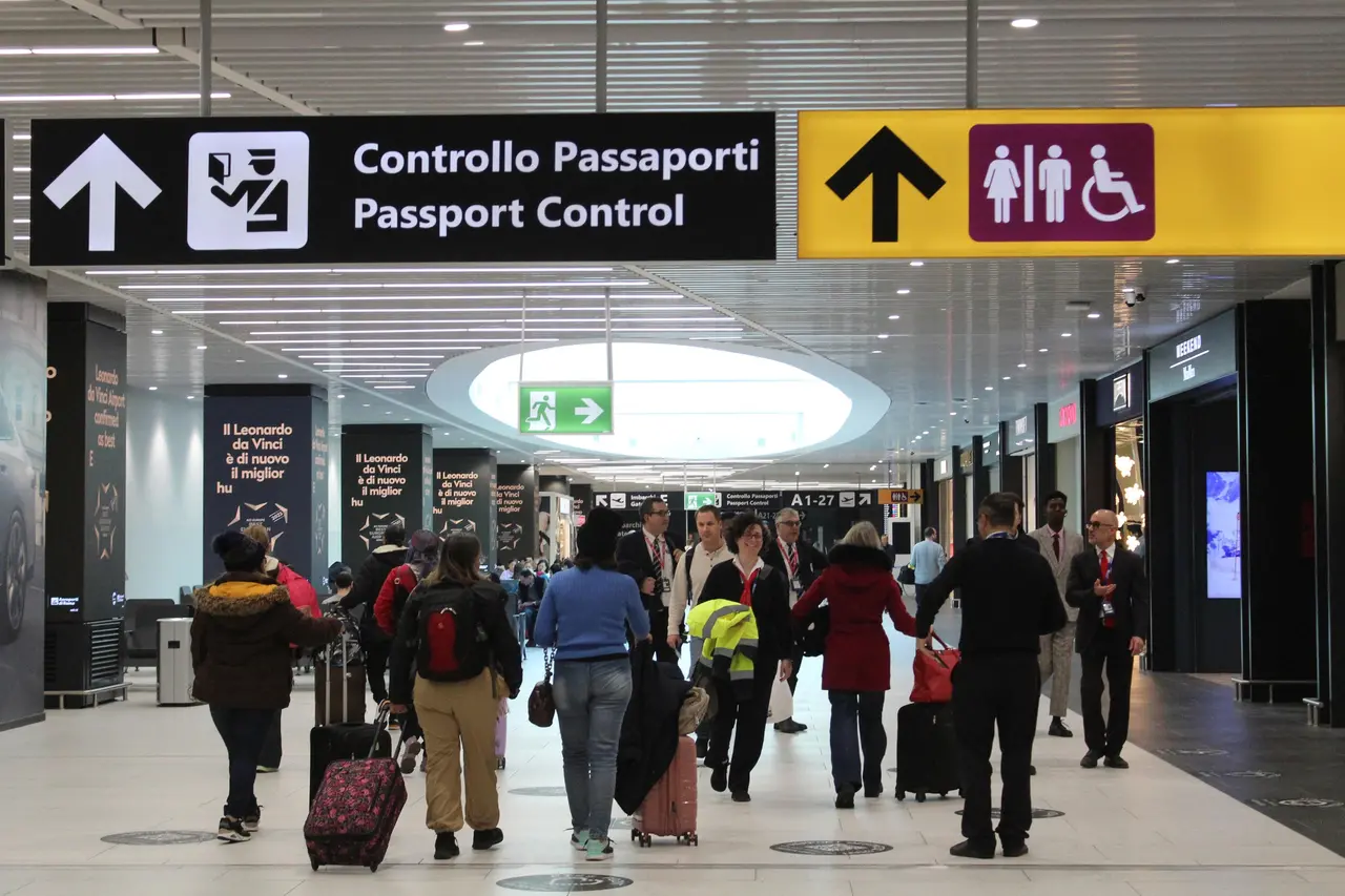 Khu vực kiểm soát hộ chiếu tại sân bay Fiumicino ở Rome, Ý.