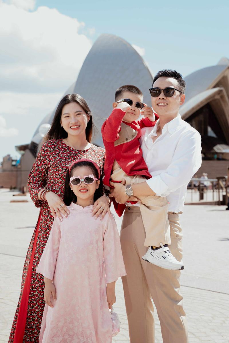 Gia đình Việt Nam tham quan Nhà hát Opera Sydney trong chuyến du lịch Australia