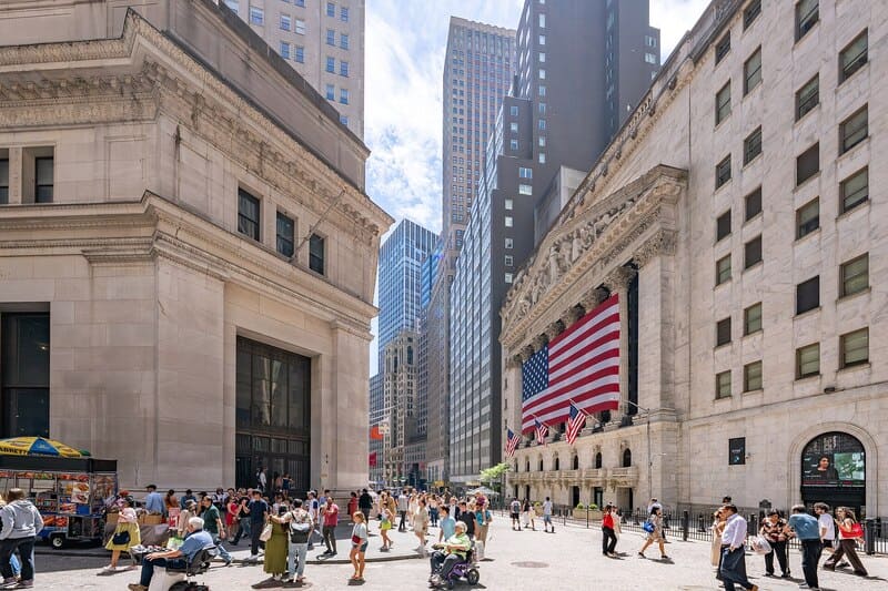 Phố Wall và tượng Bò tót Charging Bull ở New York