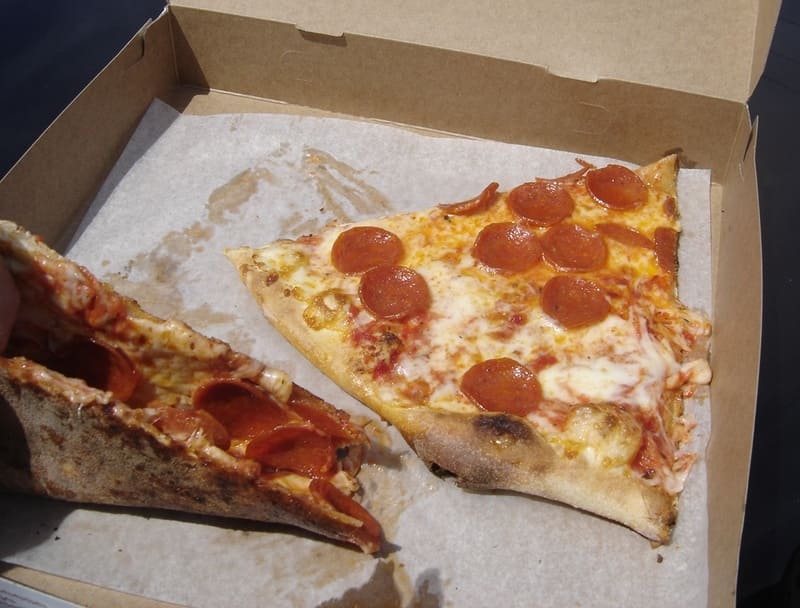 Lát pizza đế mỏng kiểu New York