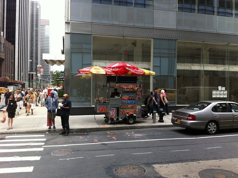 Hotdog đường phố đặc trưng tại New York