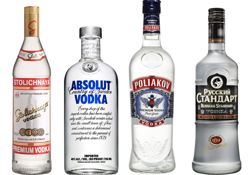 Bốn chai vodka được xếp thẳng hàng: Stolichnaya, Absolut, Poliakov và Russian Standard. Mỗi chai đều có nhãn mác riêng biệt và thiết kế trang nhã.