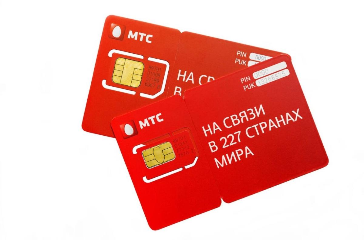 Thẻ SIM màu đỏ với chip vàng của MTC, in chữ tiếng Nga. Chúng nhấn mạnh khả năng kết nối tại 227 quốc gia, truyền tải thông điệp về giao tiếp toàn cầu.