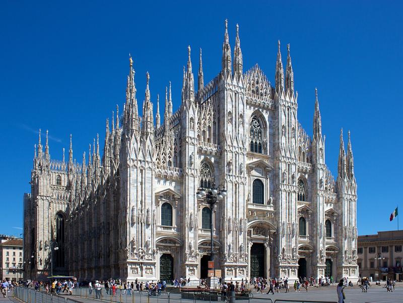 Nhà thờ Duomo Milan với những tháp nhọn trắng và đông du khách trên quảng trường