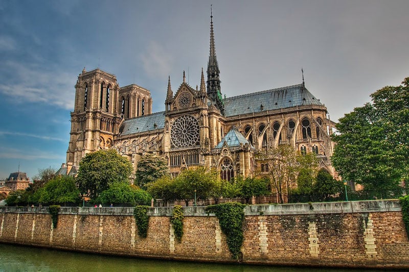 Nhà thờ Đức Bà Paris kiến trúc Gothic nhìn từ bờ sông Seine với cửa sổ hoa hồng và mũi tháp nhọn