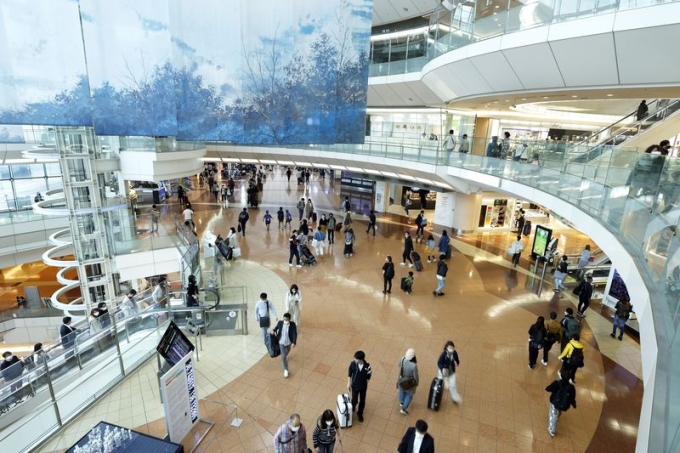 Khách nhập cảnh tại sân bay Haneda tại Tokyo vào hồi tháng 4. Ảnh: Bloomberg