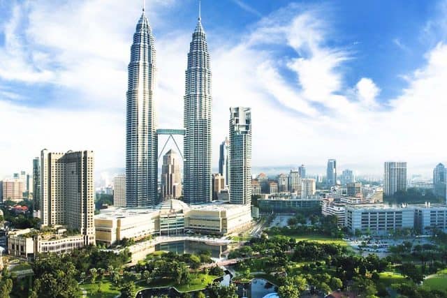 Khám phá tòa tháp đôi Malaysia cao chọc trời - Petronas Twin Towers