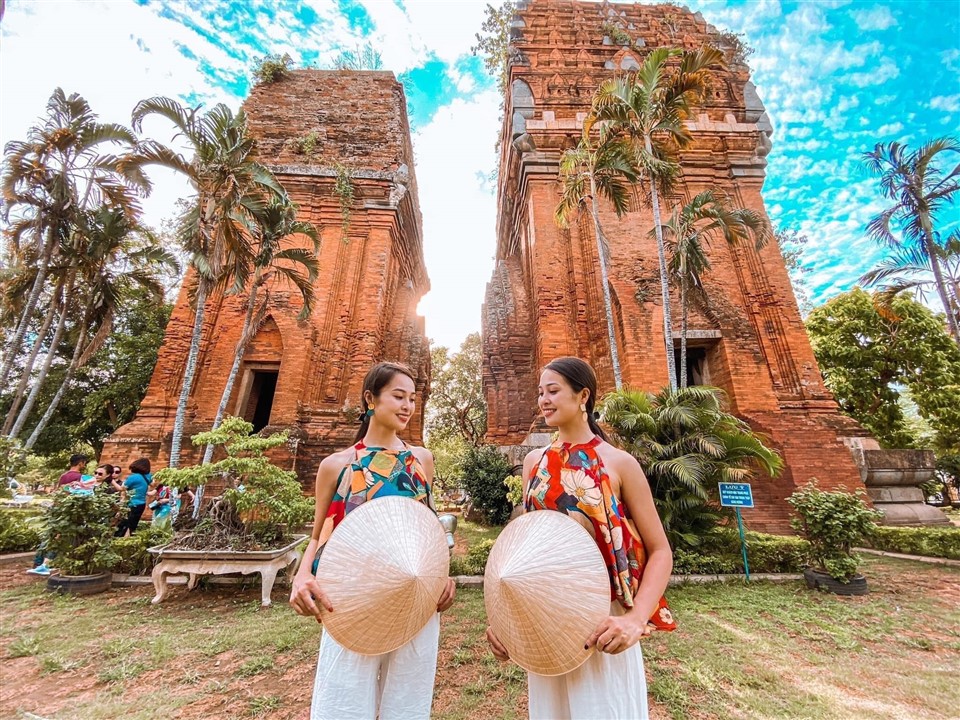 Tháp Đôi Quy Nhơn (Tháp Hưng Thạnh) - Khách sạn Quy Nhơn