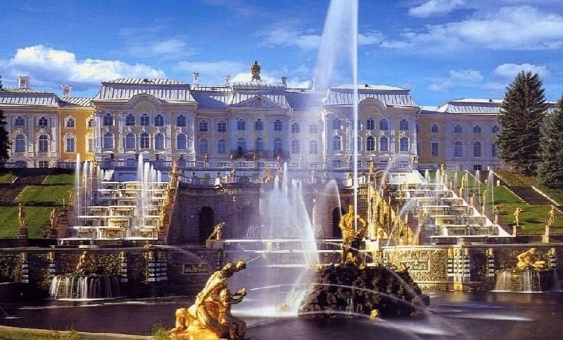 Cung điện nguy nga với kiến ​​trúc Baroque cầu kỳ, được bao quanh bởi những khu vườn tươi tốt. Trung tâm là những đài phun nước nhiều tầng và các bức tượng vàng, toát lên vẻ xa hoa và tráng lệ.