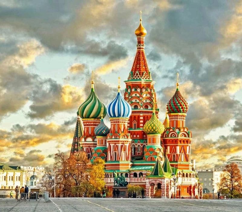 Những mái vòm đầy màu sắc của Nhà thờ Thánh Basil dưới bầu trời nhiều mây đầy ấn tượng ở Moscow. Kiến trúc rực rỡ và tông màu ấm áp tạo nên một bầu không khí trang nghiêm.