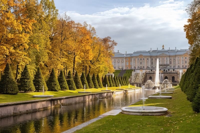 Cung điện Peterhof với đài phun nước ở phía trước, phản chiếu xuống dòng kênh đào. Những khu vườn tươi tốt với những tán cây mùa thu vàng rực rỡ trải dọc theo bờ nước, tạo nên một bầu không khí thanh bình.