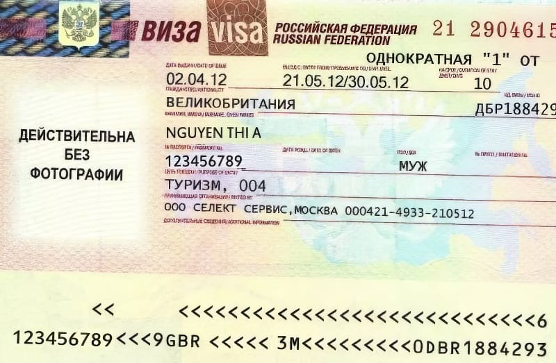 Hình ảnh này cho thấy một visa Nga với tông màu hồng, xanh dương và vàng. Nó có hình minh họa biểu tượng Điện Kremlin ở Moscow và một số thông tin cá nhân đã được che để bảo vệ danh tính.